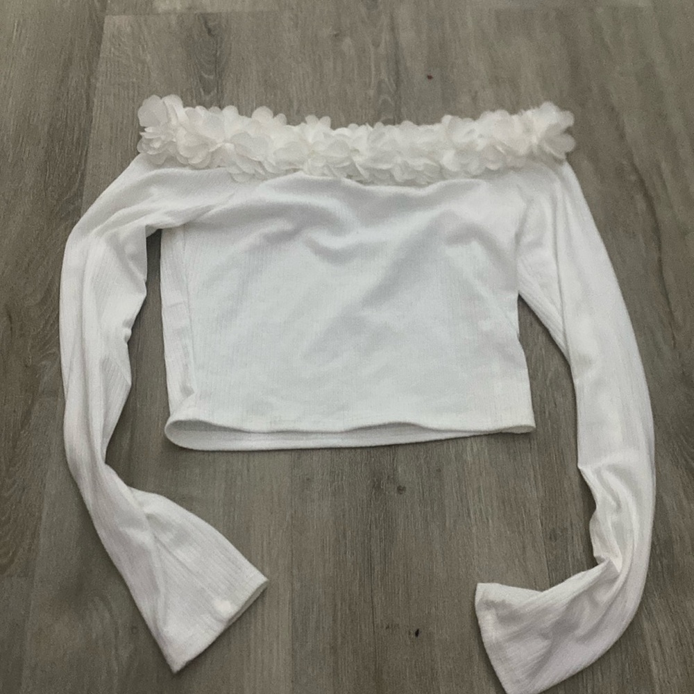 White flower crop top long sleeve